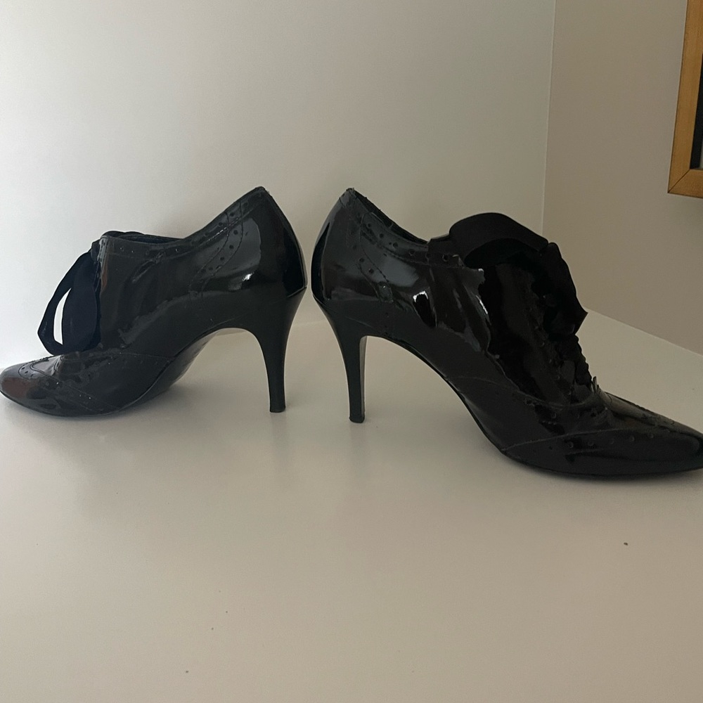 ANNE KLEIN black patent leather, wing-tipped, oxford vibe women’s heels. SZ 10M - Picture 2 of 3